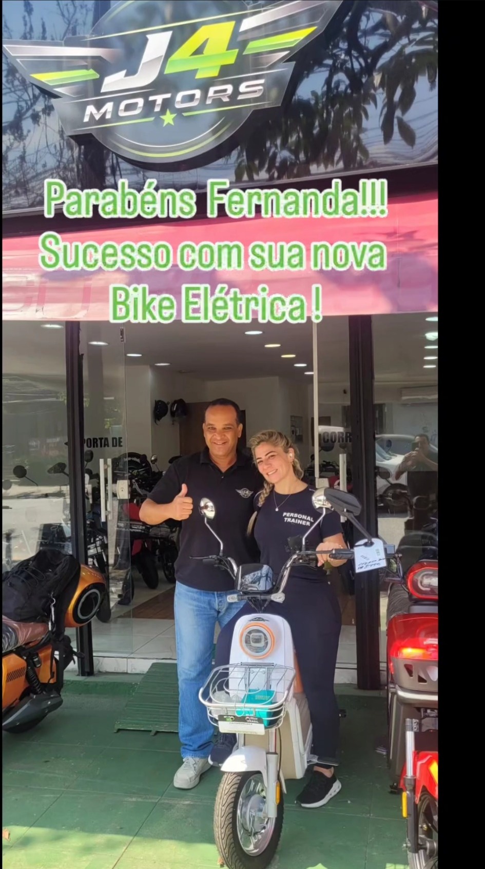 Cliente recebendo sua bike elétrica